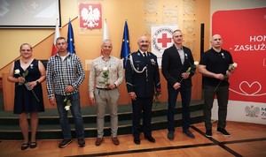 wyróżnione osoby po otrzymaniu medali