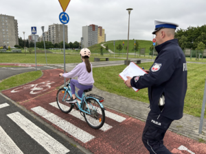 policjanci, egzaminator oraz dzieci na miasteczku ruchu drogowego
