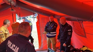 zdjęcie kolorowe: opolscy policjanci podczas ćwiczenia &quot;Biskupia Kopa 2025&quot;