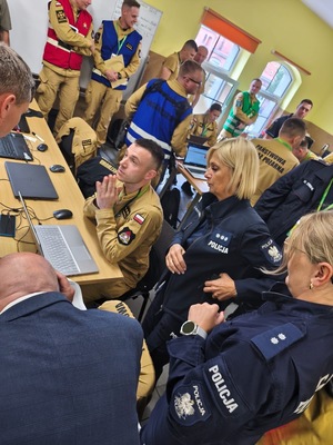 zdjęcie kolorowe: opolscy policjanci podczas ćwiczenia &quot;Biskupia Kopa 2025&quot;