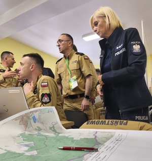 zdjęcie kolorowe: opolscy policjanci podczas ćwiczenia &quot;Biskupia Kopa 2025&quot;