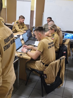 zdjęcie kolorowe: opolscy policjanci podczas ćwiczenia &quot;Biskupia Kopa 2025&quot;
