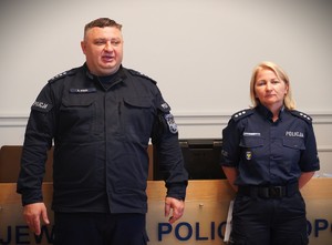 Policjant i policjantka.
