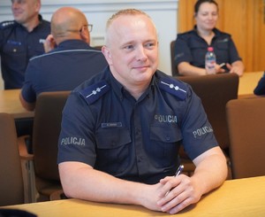 Uśmiechnięty policjant.