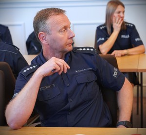 Policjant słucha wykładu.