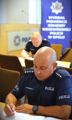 Policjant pisze test.
