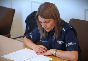 Policjantka pisze test.