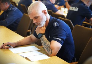 Policjant pisze test.