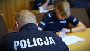 Policjanci piszą test,