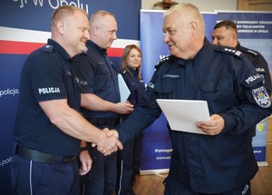 Policjant przyjmuje gratulacje.