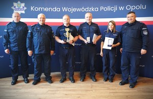 Policjanci z pucharami.
