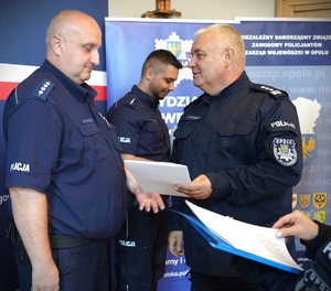 Policjant przyjmuje gratulacje.