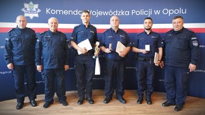 Policjanci z medalami i pucharami.
