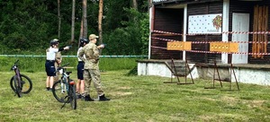 zdjęcie kolorowe: opolskie policjantki podczas zawodów