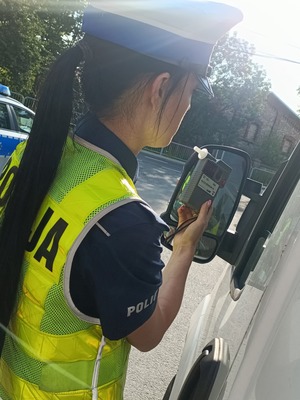 zdjęcie kolorowe: działania opolskich policjantów ruchu drogowego