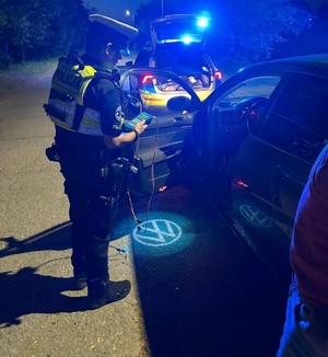 zdjęcie kolorowe: opolscy policjanci podczas działań