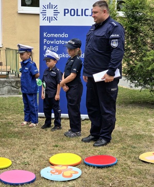 policjant i przedszkolaki w kostiumach policjantów