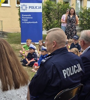 przedszkolaki i policjant