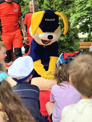 maskotka Policusia podczas ćwiczenia resuscytacji krążeniowo oddechowej