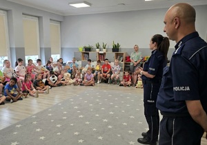 policjanci podczas pogadanki z przedszkolakami