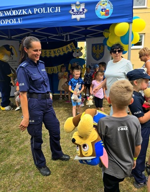 policjantka z dziećmi