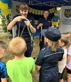 policjantki wręczają dzieciom medale