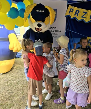 dzieci z maskotką Policusia