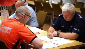 Policjant rejestruje się do badania.
