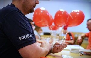 Policjant rejestruje się do badania.