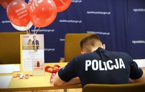 Policjant rejestruje się do badania.