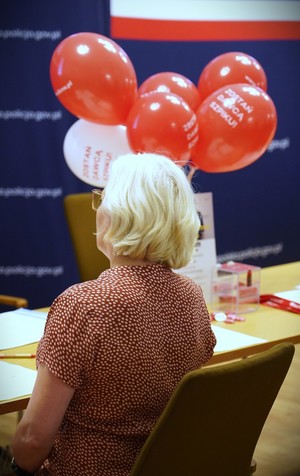 Kobieta rejestruje się do badania.