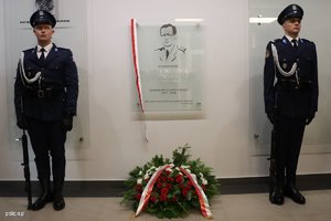 zdjęcie: Odsłonięcie tablicy pamiątkowej śp. nadinsp. Marka Papały