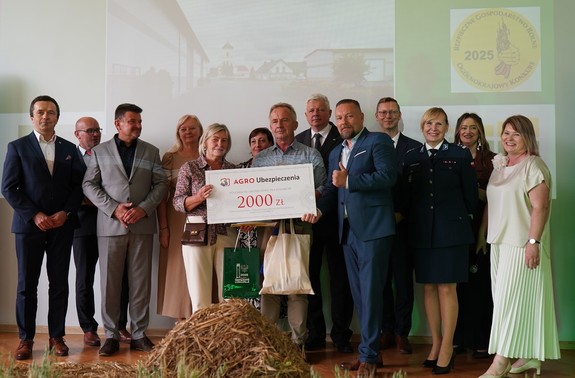 Zdjęcie: grupa ludzi pozuje do zdjęcia.