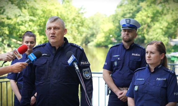 Policjant wypowiada się przed kamerą.