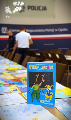 Książeczka na tle innych rysunków.