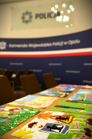 Zdjęcie: prace plastyczne, w tle napis Policja.