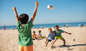 zdjęcie: dzieci grające w piłkę na plaży