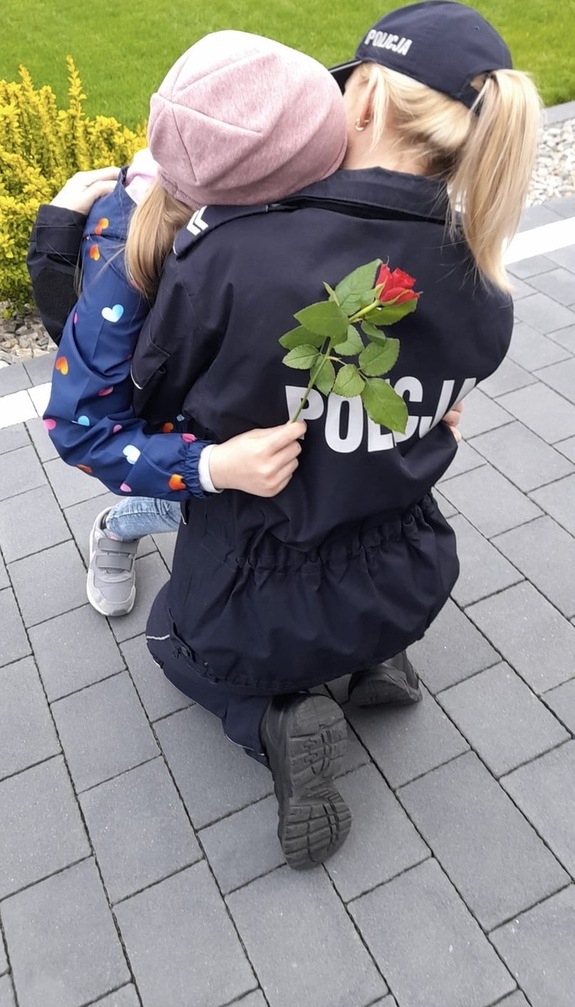 zdjęcie: policjantka z dzieckiem