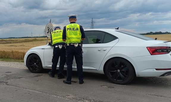 zdjęcie: policjanci drogówki podczas działań &quot;Bezpieczna DK 94&quot;