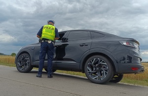 zdjęcie: policjanci drogówki podczas działań &quot;Bezpieczna DK 94&quot;