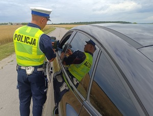 zdjęcie: policjanci drogówki podczas działań &quot;Bezpieczna DK 94&quot;