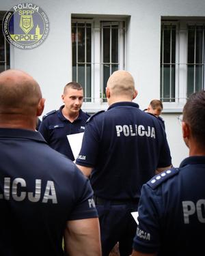 policjanci przewodnicy z komendantem
