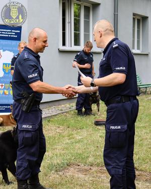 policjant zwycięzca z komendantem