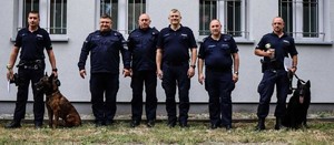 policjanci z komendantem