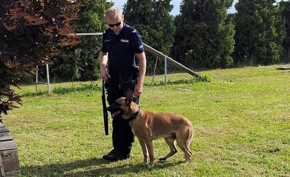 policjant z psem służbowym