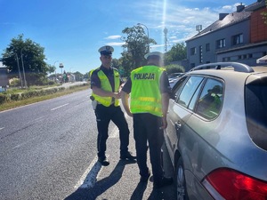 zdjęcie kolorowe: opolscy policjanci podczas działań Stop Prędkości