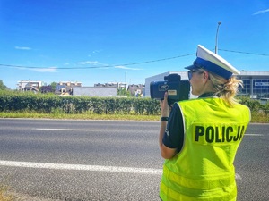 zdjęcie kolorowe: opolscy policjanci podczas działań Stop Prędkości