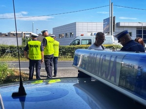 zdjęcie kolorowe: opolscy policjanci podczas działań Stop Prędkości