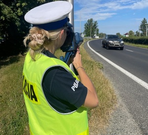 zdjęcie kolorowe: opolscy policjanci podczas działań Stop Prędkości