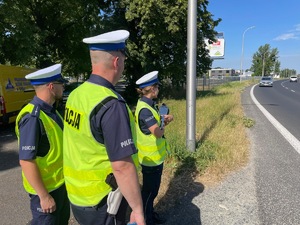 zdjęcie kolorowe: opolscy policjanci podczas działań Stop Prędkości